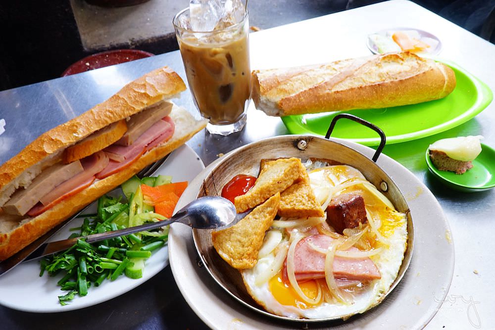 Banh Mi Hoa Ma|越南胡志明市傳統路邊攤早餐店，人氣餐點雙蛋小鐵鍋和法國麵包！