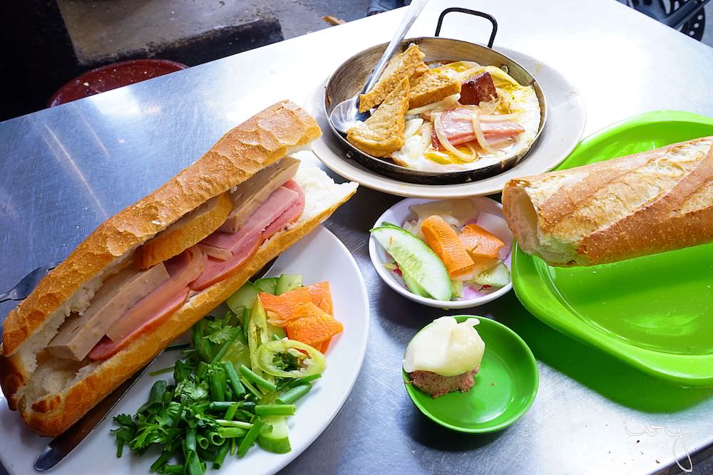 Banh Mi Hoa Ma|越南胡志明市傳統路邊攤早餐店，人氣餐點雙蛋小鐵鍋和法國麵包！