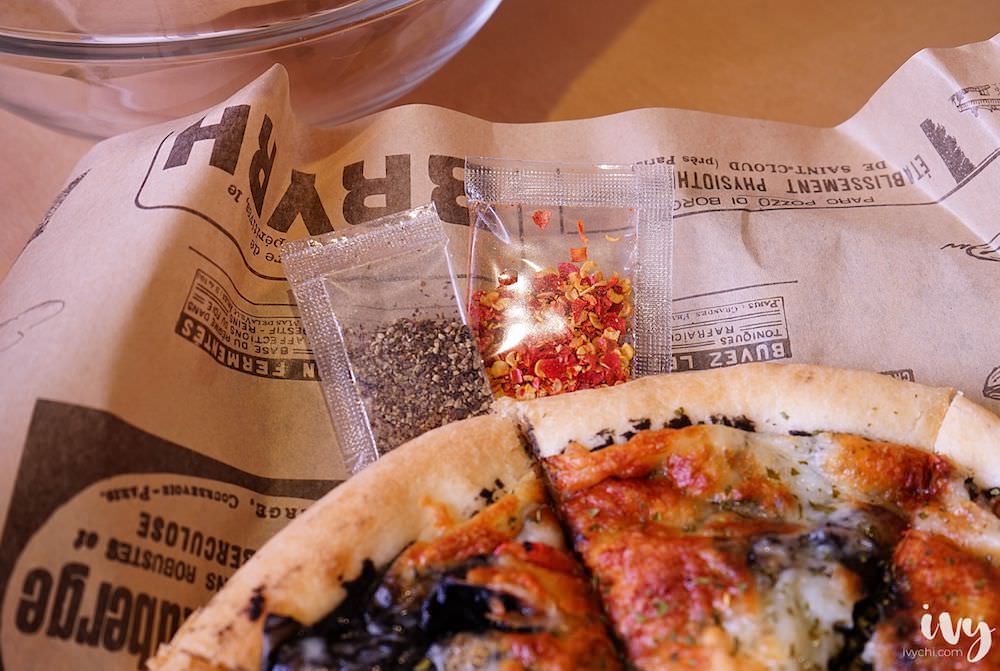 新銳咖啡|雲林虎尾深夜咖啡廳推薦，虎科學生快揪好友分享浮誇系酒莓蜜凍飲和墨魚黑醬起司披薩吧！附插座