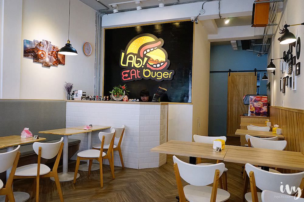 LAb EAt Burger來吧吃漢堡|台中科博館早午餐推薦，飲料無限暢飲外，前所未有的中西式吃法『一口麻辣鴨血一口漢堡』，讓我欲罷不能阿！