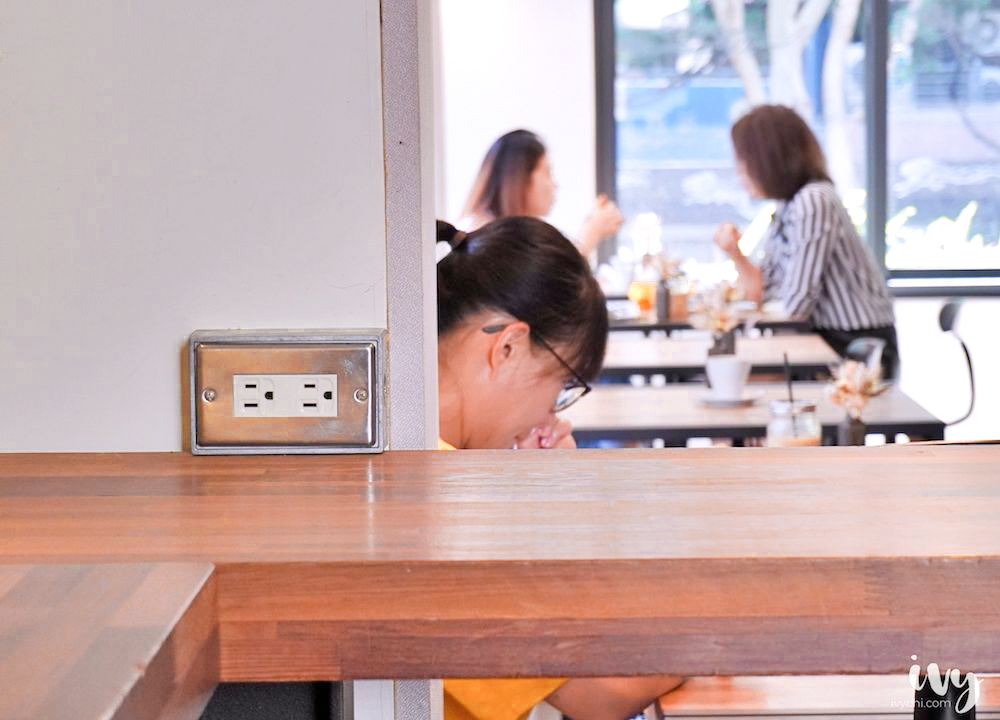 HAUSINC CAFE |台中北區不限時餐廳推薦，提供插座和早午餐咖啡廳，座位很搶手～