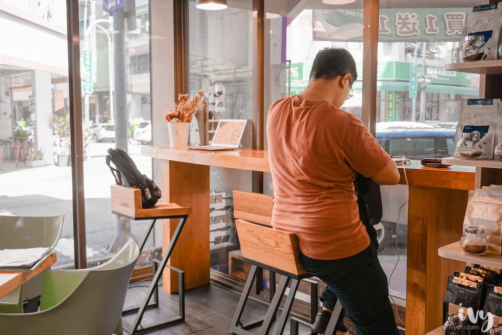 啡文學咖啡館 |台中南屯人氣不限時有插座咖啡廳，大份量早午餐必點鬆脆可頌！