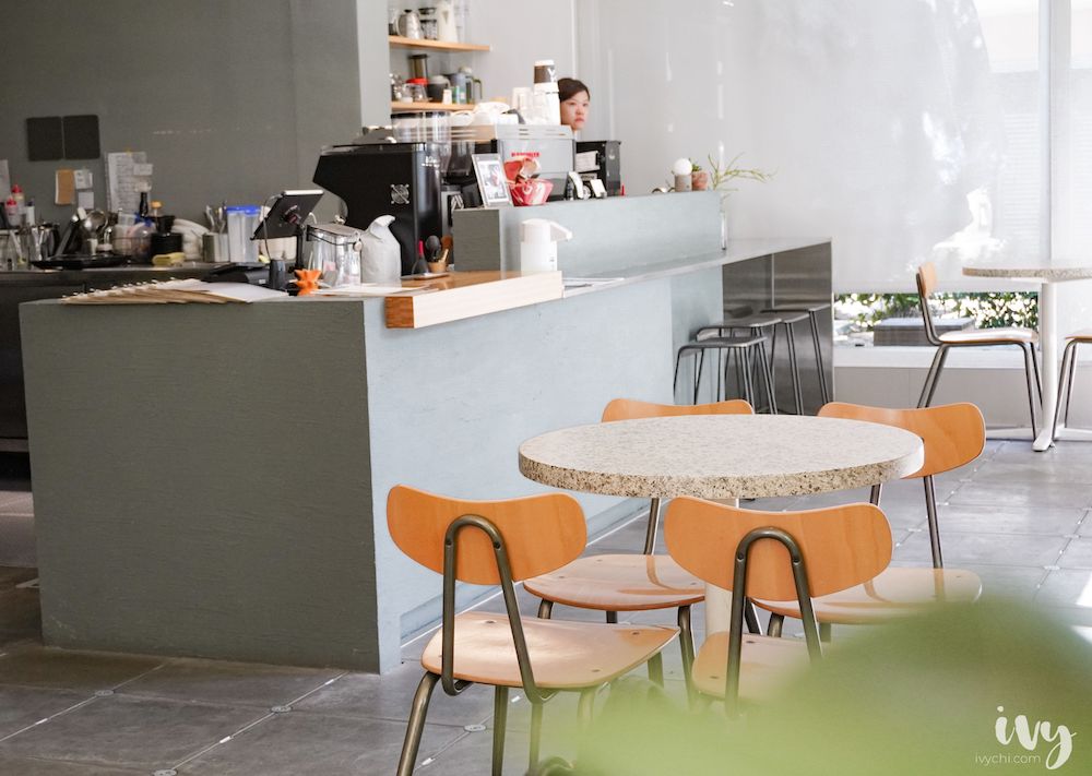 Solidbean Coffee Roasters |台中精明商圈純白系咖啡館，不限時有插座WiFi，文青質感窗景超療癒！