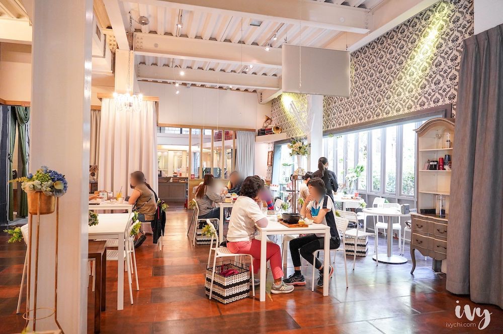 綠萼159創意料理 |台中北屯兔子寵物餐廳，燈光美氣氛佳的約會餐廳，還能跟萌兔玩耍！