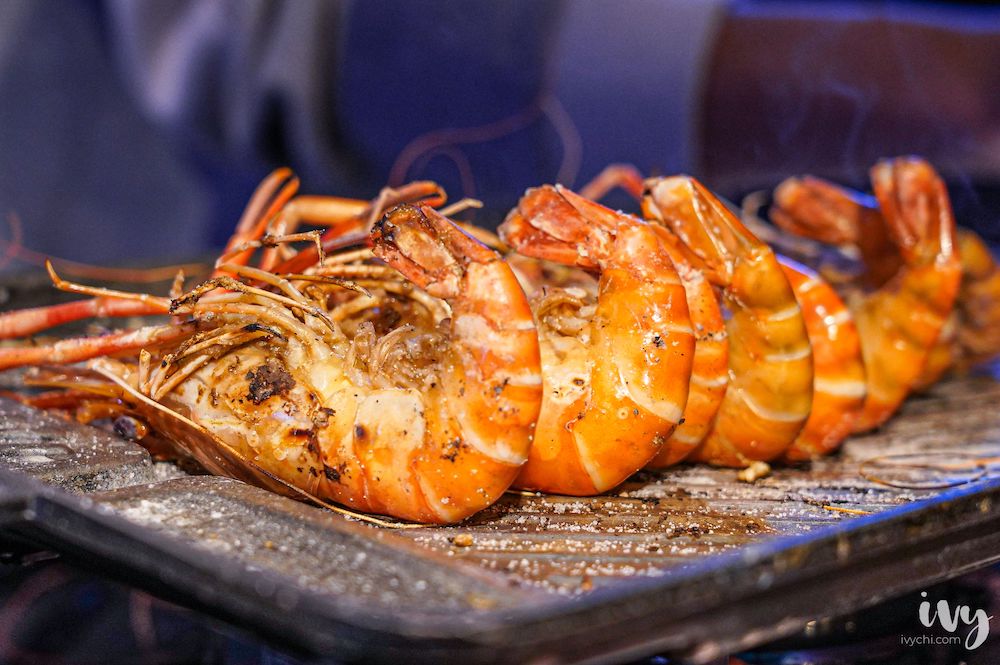 八吃蝦 |台中桌旁流水道直接現撈泰國蝦，還有生鮮燒烤+蒙古烤肉通通吃到飽!