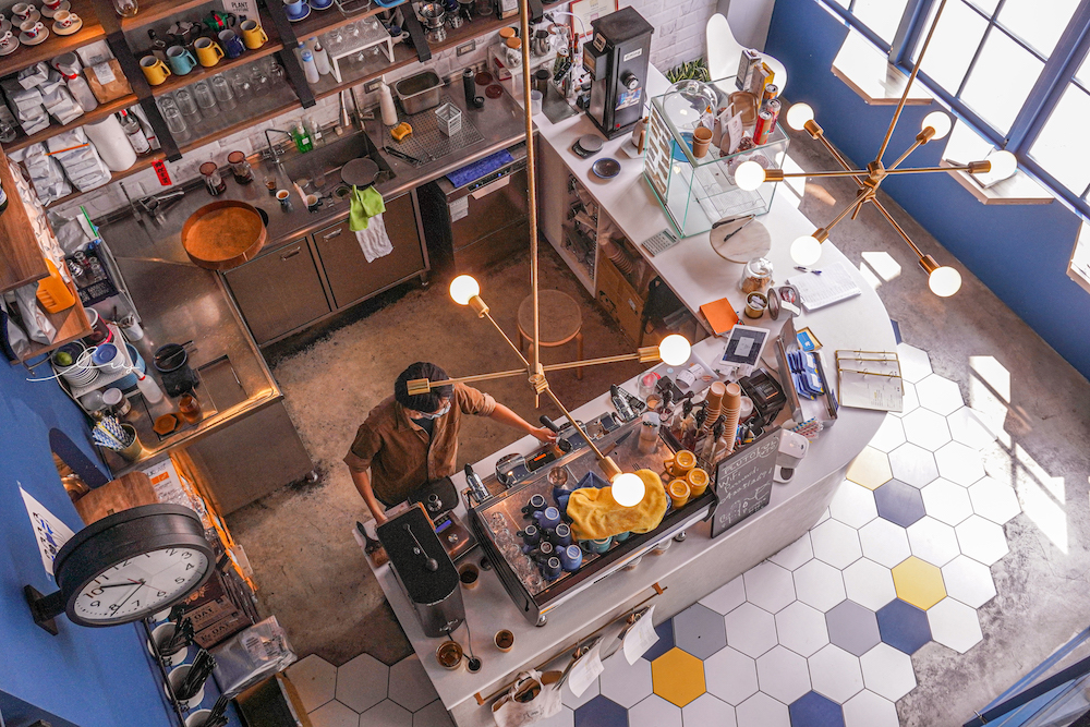 Pluto Espressoria |台中南屯IKEA附近英倫風不限時咖啡廳，六角形裝潢+奶油肉桂捲太時尚了！