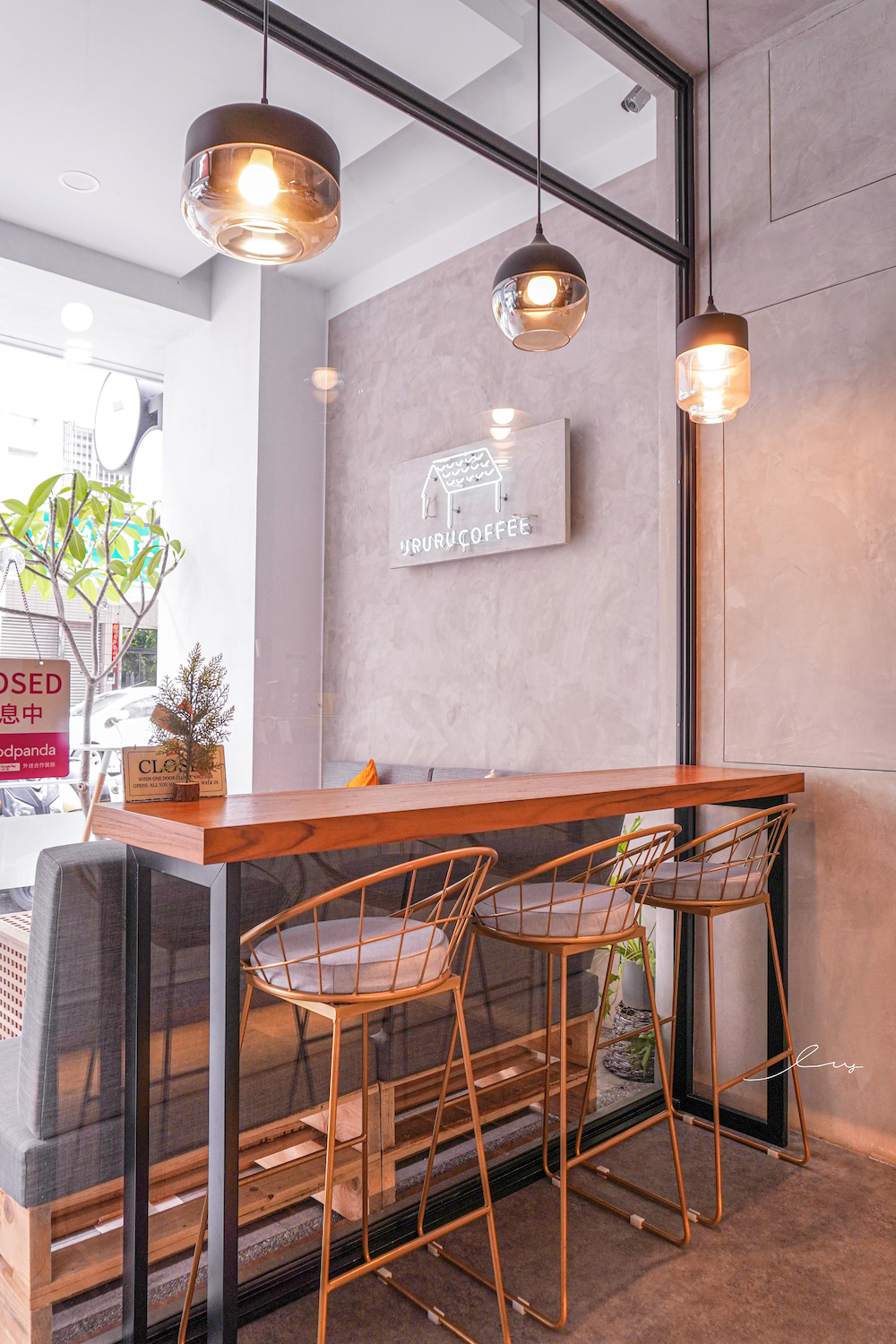 溫廬咖啡Ururu Coffee |台中西區文青咖啡館，療癒網美水泥戶外座位超好拍，還是寵物友善餐廳！