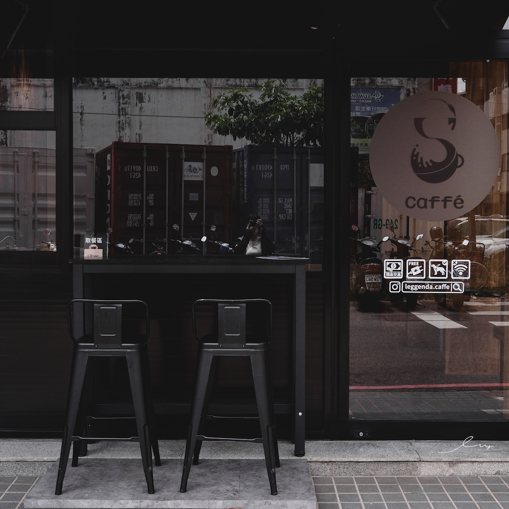 Leggenda cafe |台中南屯黑系咖啡廳，潮人必喝竹炭拿鐵+提拉米蘇，時尚度爆表！