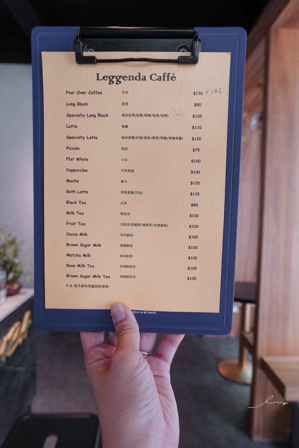 Leggenda cafe |台中南屯黑系咖啡廳，潮人必喝竹炭拿鐵+提拉米蘇，時尚度爆表！