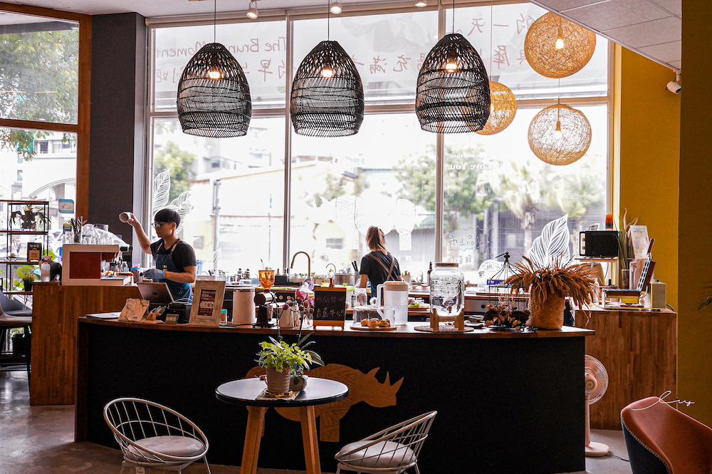 犀牛咖啡 |台中南區美食，結合早午餐和傢俱店的複合式咖啡廳，彷彿就在叢林用餐！