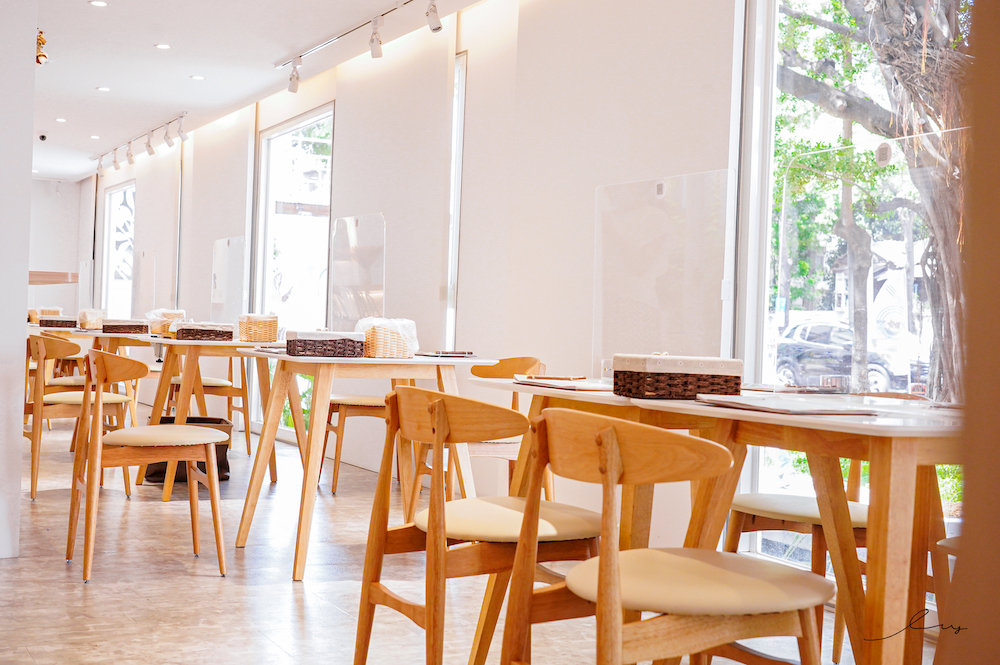 林森67 |台中超美森林系咖啡廳！隱藏在市區的純白貨櫃玻璃屋，還能吃到義式料理、下午茶甜點！
