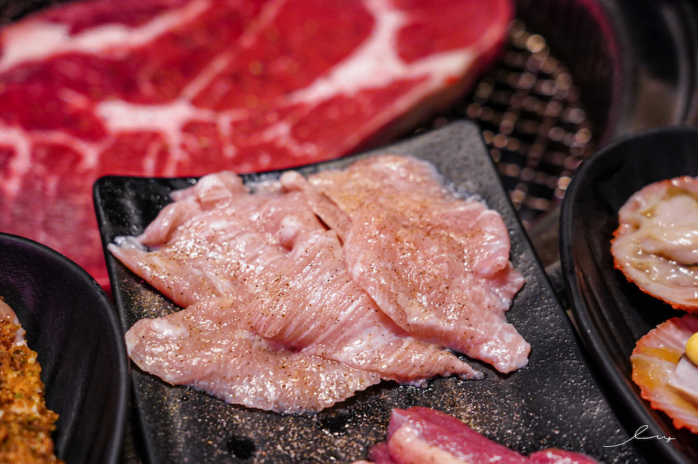 Oh!Yaki 精緻炭火燒肉 台中店 |台中燒肉吃到飽推薦，比臉大16盎司牛排、戰斧豬排烤盤都裝不下了，就藏在勤美美食戰區內！