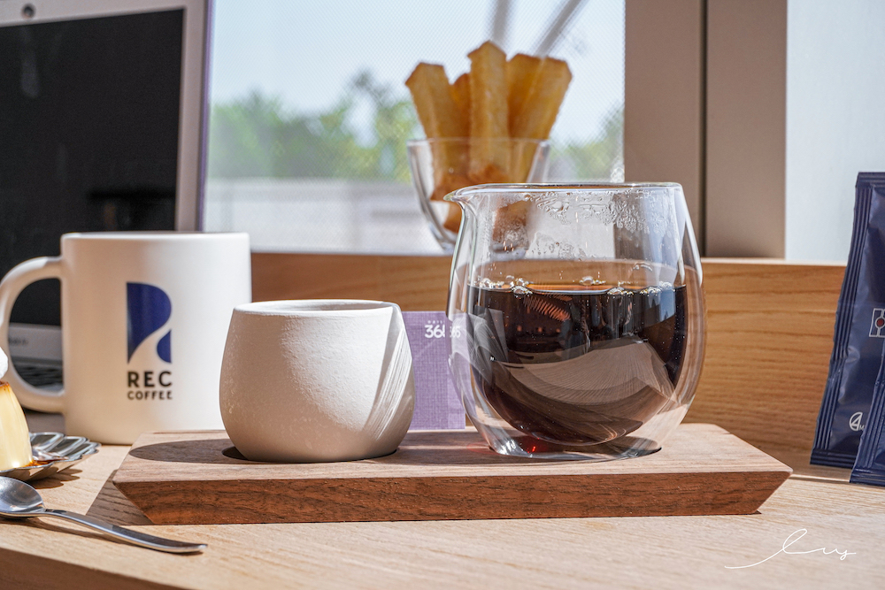 REC COFFEE |台中26樓景觀咖啡廳，不限時溫暖風格空間，下午茶還能盡收台中高樓美景！