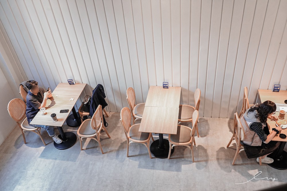 ABG COFFEE 台中公益店 |台中公益路美食，純白不限時咖啡廳，挑高空間超好拍！