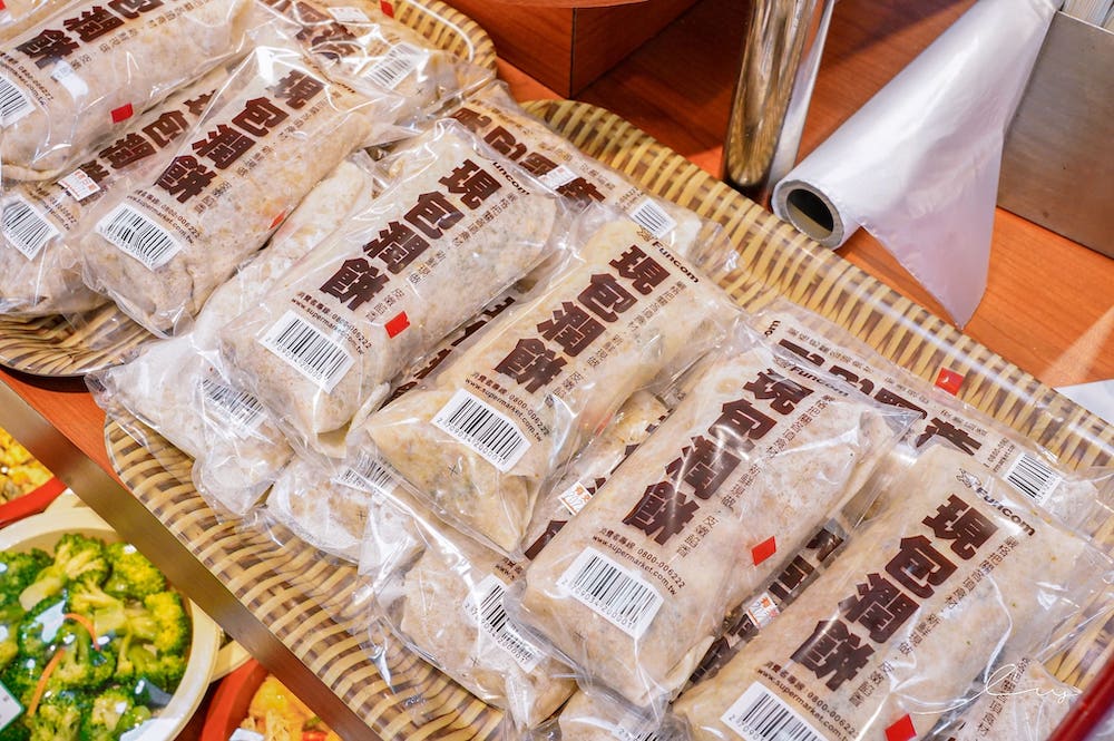 楓康超市現包潤餅，讓你清明節拜拜免備料！超大份只要50元，潤餅手工現做自己選配料更實在，加滿滿海苔酥更好吃！
