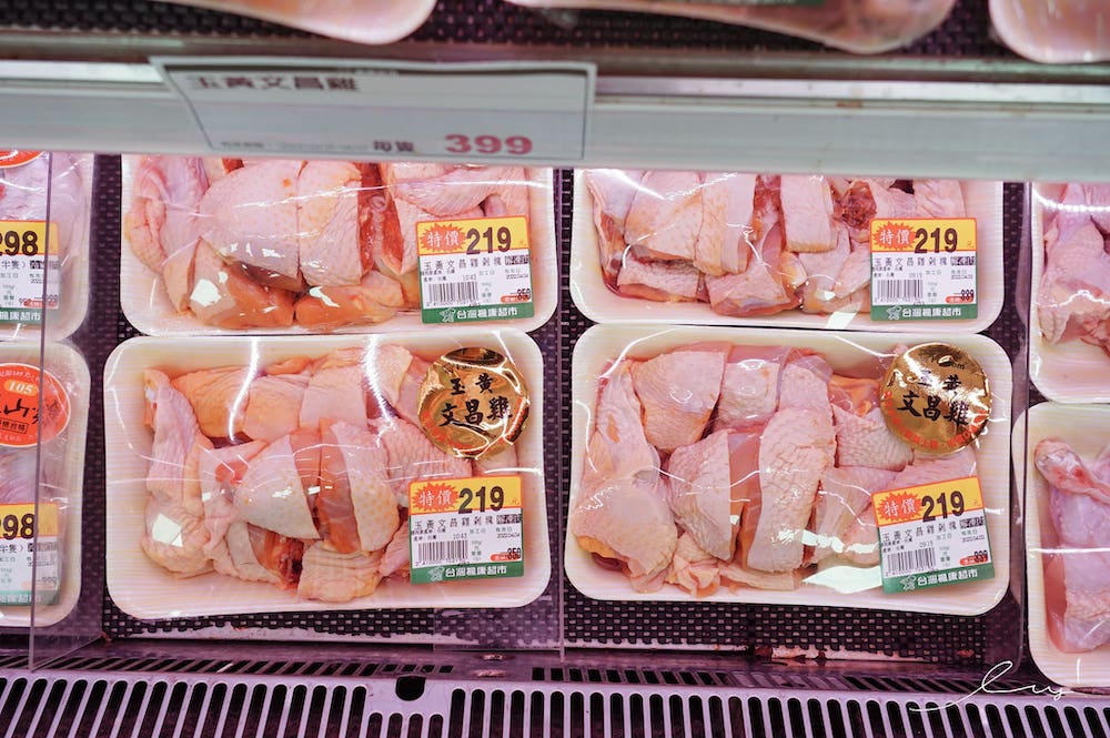 楓康超市買得到吃玉米長大的玉黃文昌雞，黃皮Q嫩、肉質緊實、低脂高蛋白質，白斬、燉湯都適合！