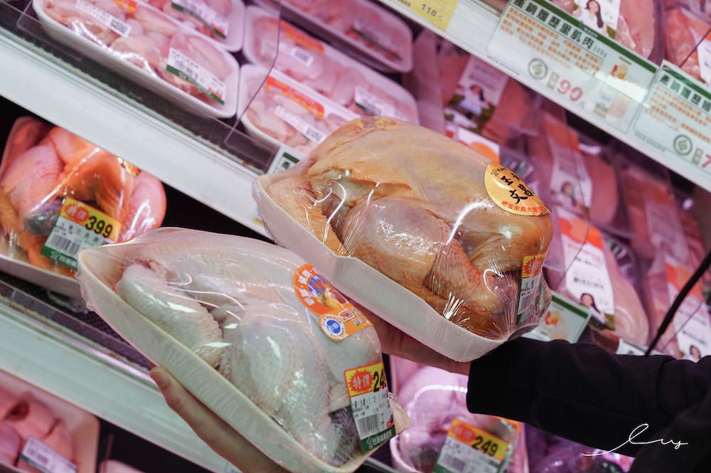 楓康超市買得到吃玉米長大的玉黃文昌雞，黃皮Q嫩、肉質緊實、低脂高蛋白質，白斬、燉湯都適合！