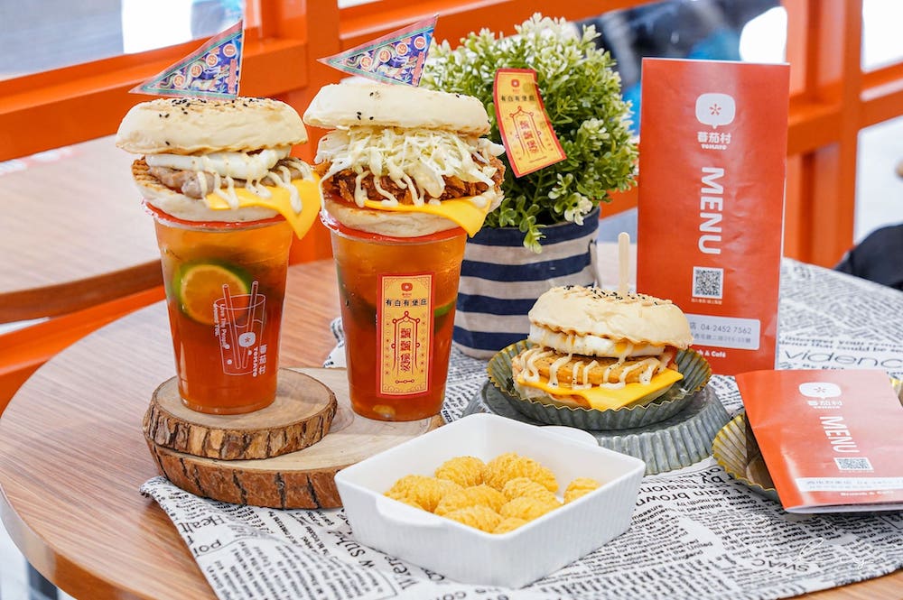 蕃茄村在中元普渡推出三款白飄飄漢堡，淋上黑松露醬料超有創意，再搭配和立頓紅茶聯名的凍檸茶消暑解熱！