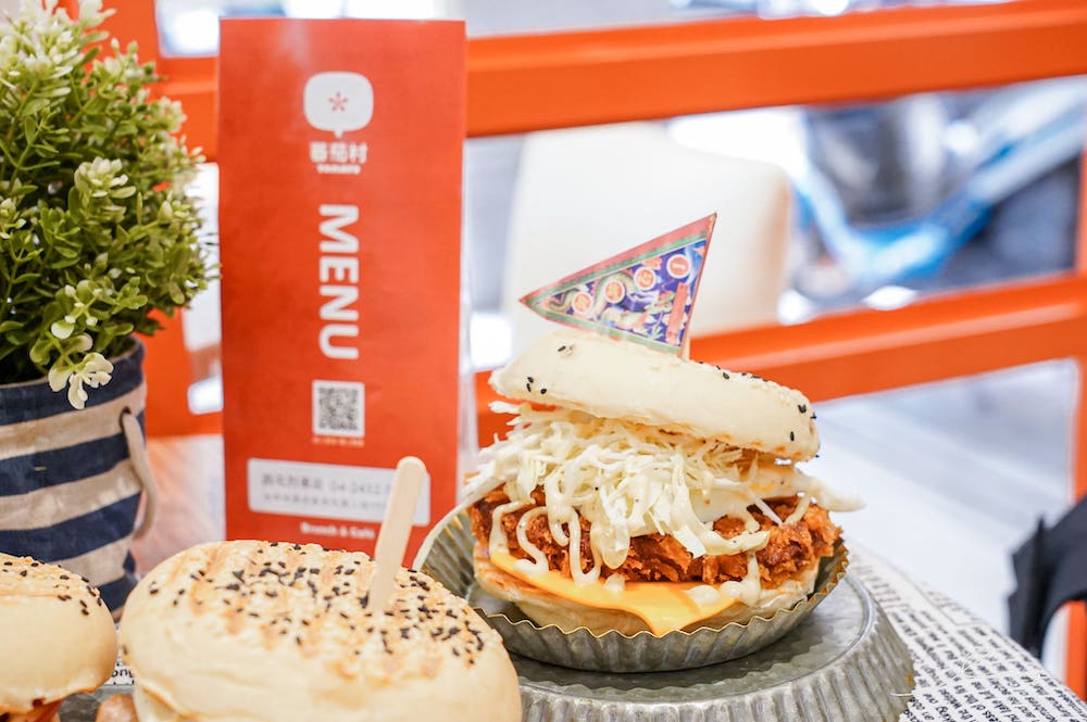 蕃茄村在中元普渡推出三款白飄飄漢堡，淋上黑松露醬料超有創意，再搭配和立頓紅茶聯名的凍檸茶消暑解熱！
