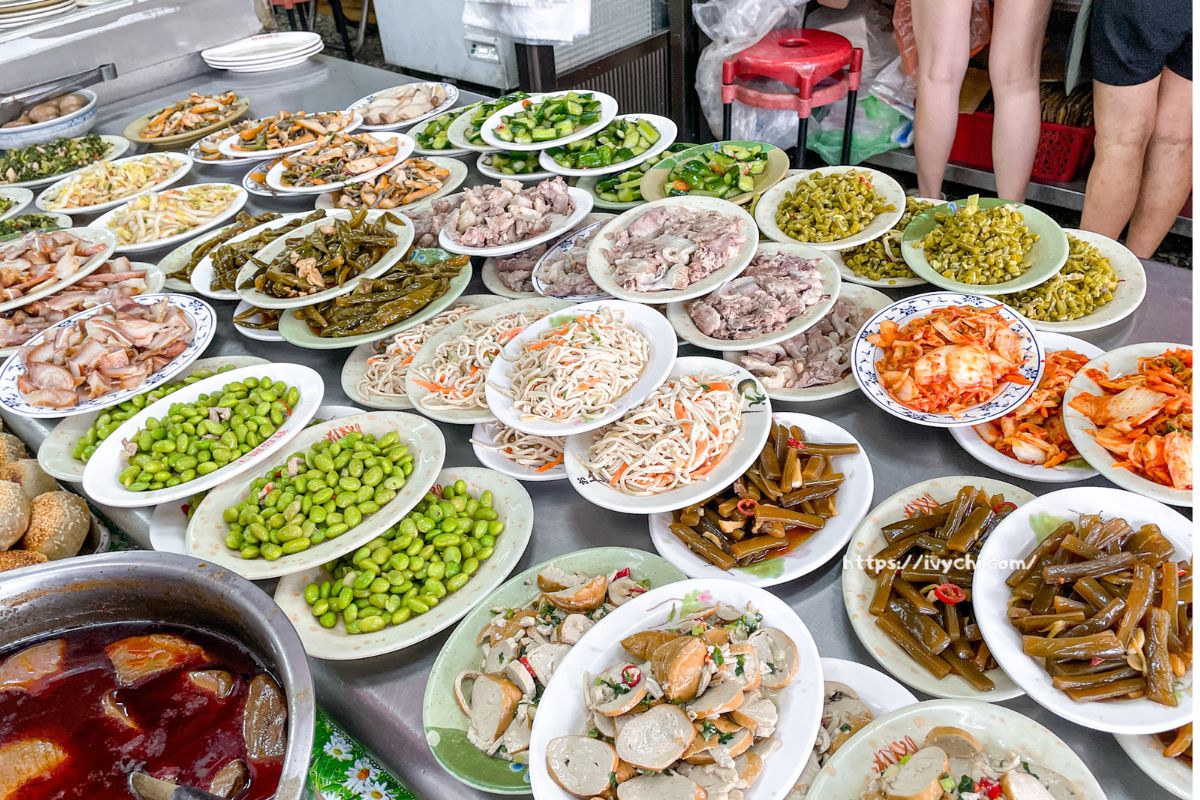 老趙傳統麵食 |大雅清泉崗古早味麵店,小菜堆成山, 現擀北方抓餅酥脆到上癮!