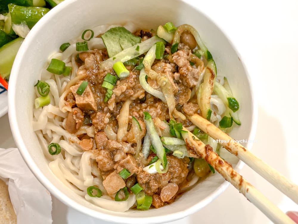 老趙傳統麵食 |大雅清泉崗古早味麵店,小菜堆成山, 現擀北方抓餅酥脆到上癮! 20250911125514 0 cf5fef