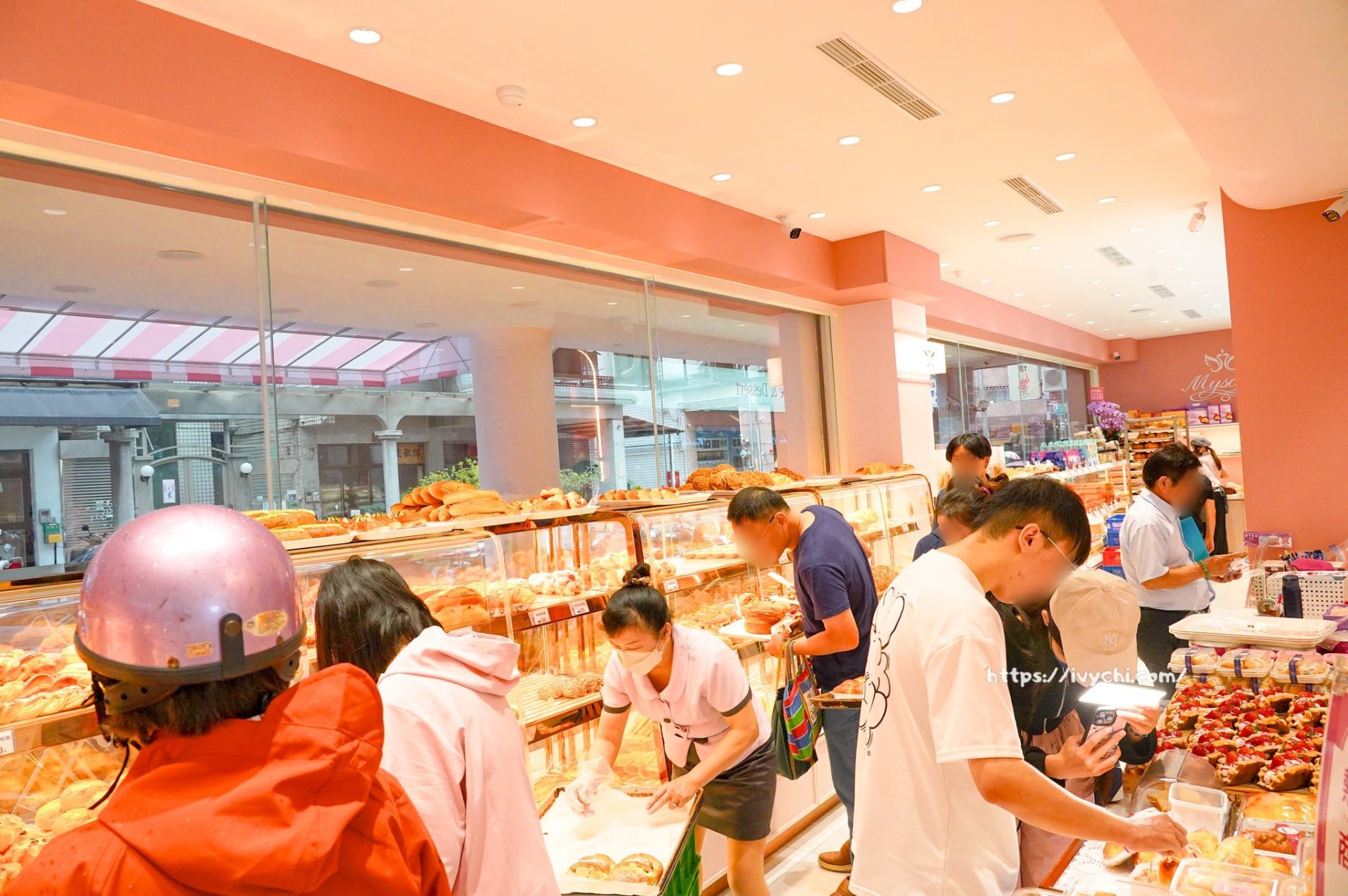 麥仕佳台中旅順店 |台中首間粉色門市夢幻開幕,免費三明治+超萌娃娃+新品麵包搶先看! 20251030224628 0 5b678f