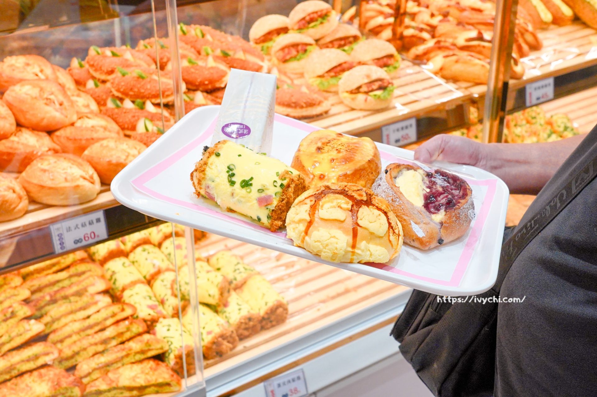 麥仕佳台中旅順店 |台中首間粉色門市夢幻開幕,免費三明治+超萌娃娃+新品麵包搶先看! 20251030224814 0 49b8c4