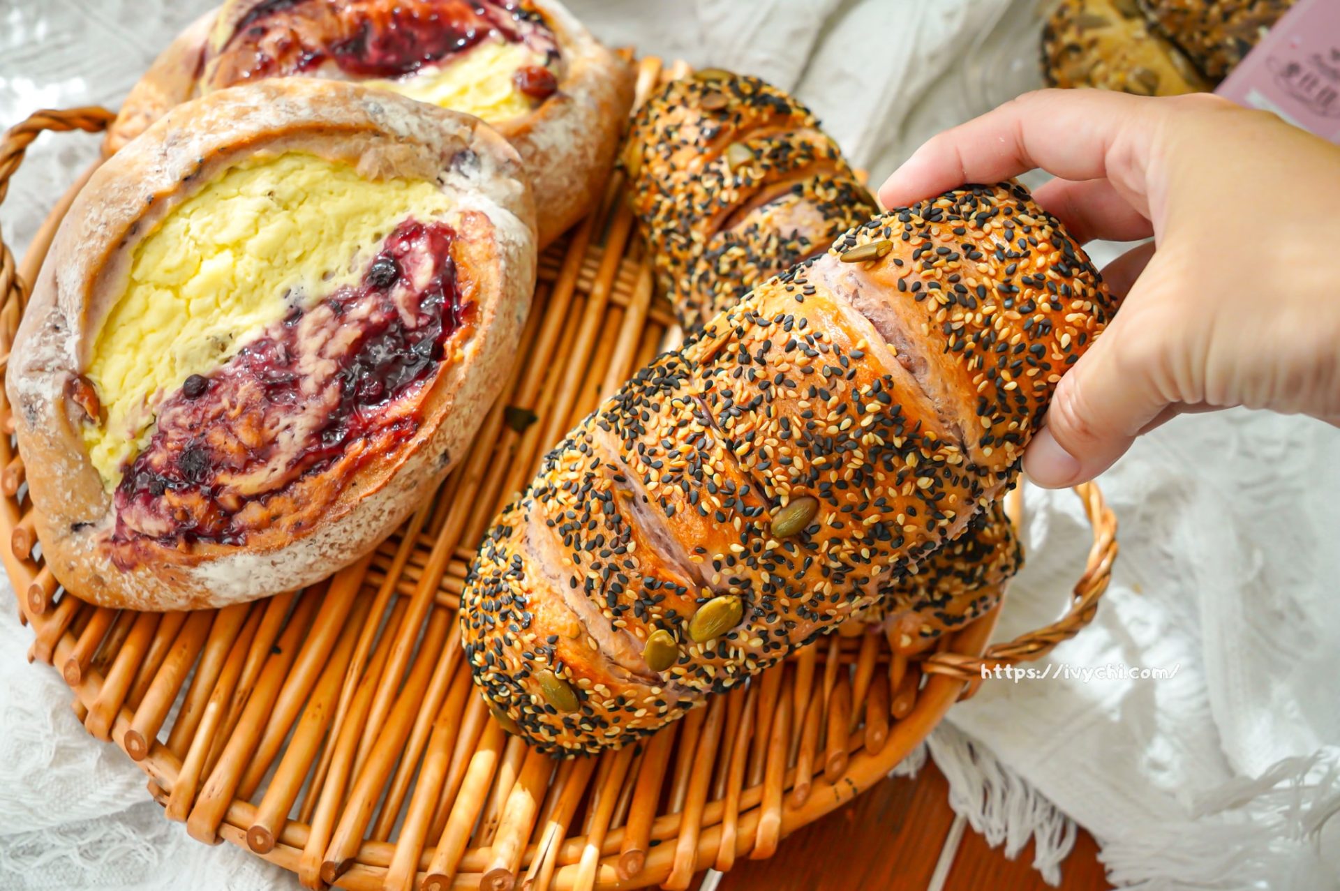 麥仕佳台中旅順店 |台中首間粉色門市夢幻開幕,免費三明治+超萌娃娃+新品麵包搶先看! 20251031092951 0 810524