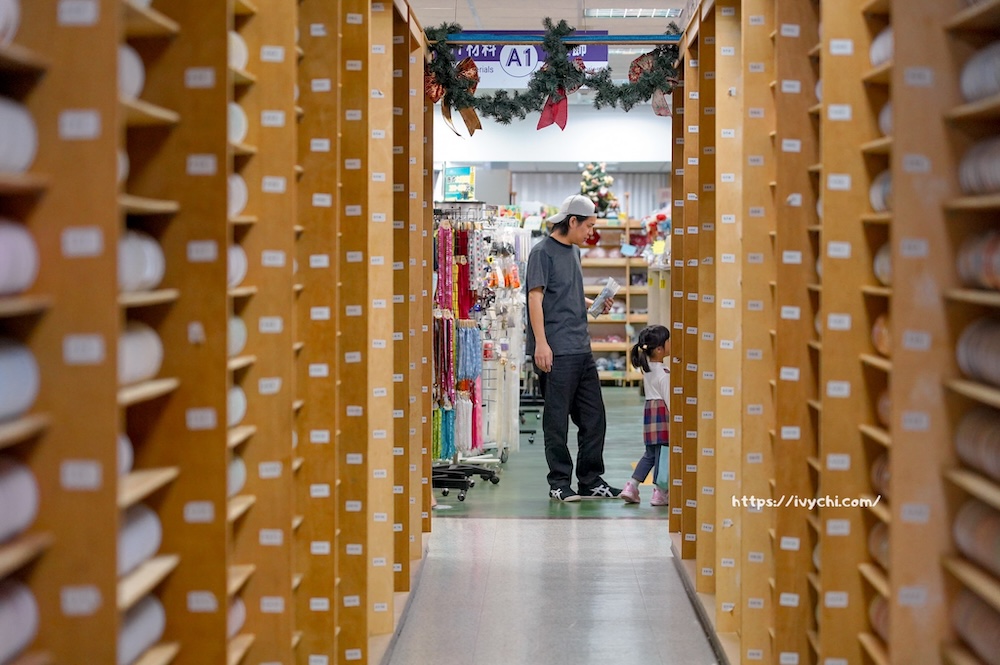 緞帶王觀光工廠 |彰化免門票親子景點推薦,上萬種緞帶秘密基地,還有DIY手作+免費染色體驗一次玩! 20251126224238 0 947649