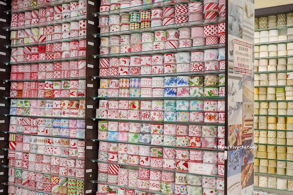 緞帶王觀光工廠 |彰化免門票親子景點推薦,上萬種緞帶秘密基地,還有DIY手作+免費染色體驗一次玩! 20251126231852 0 1223c8